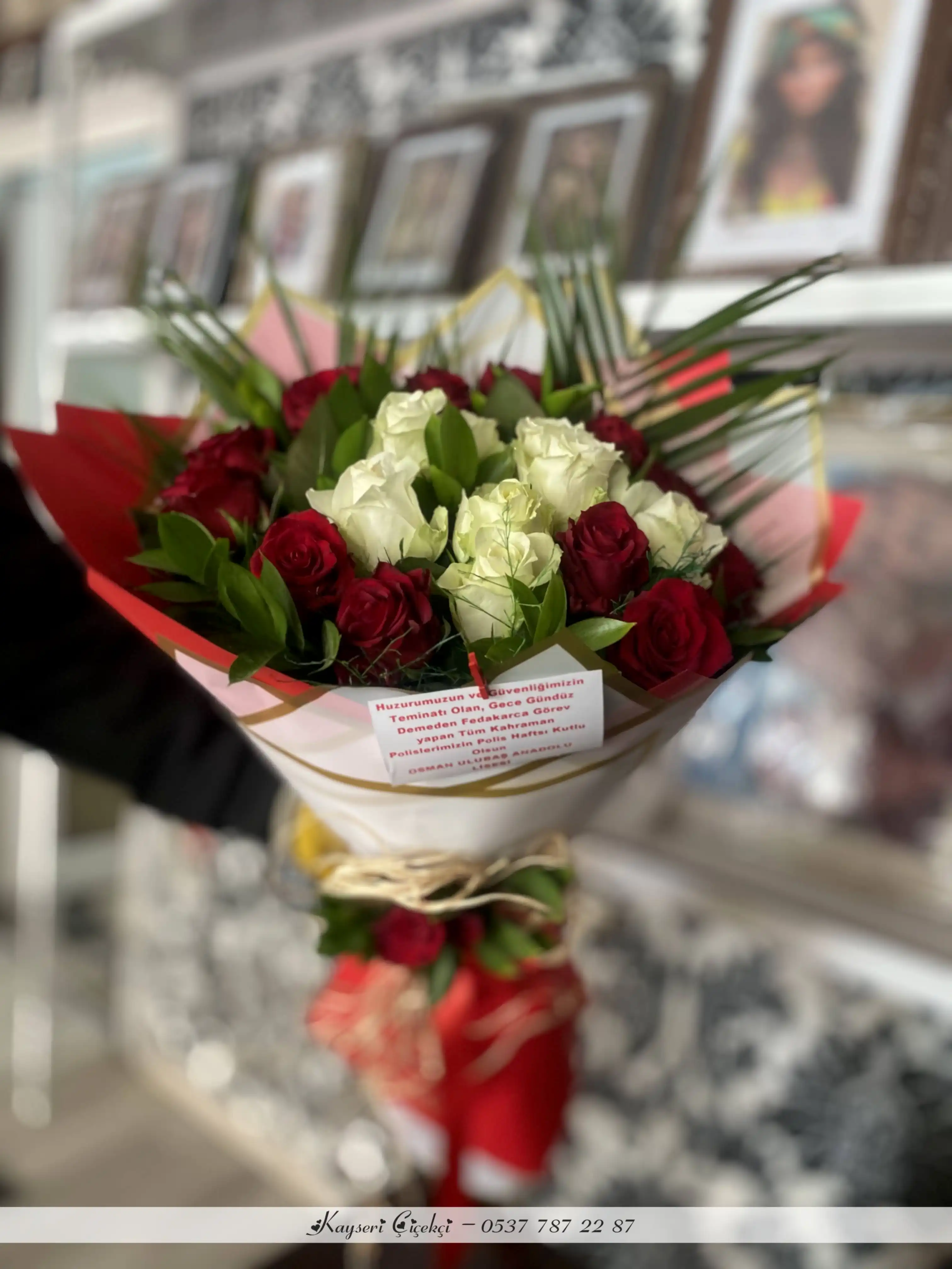 Canlı Kırmızı Beyaz 21 Gül Buketi