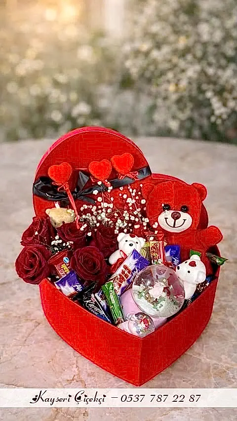 Kırmızı Büyük Boy Kalpli Kutu Büyük Boy Kar Küreli Güller Ayıcıklar Çikolatalar Dolu Paket