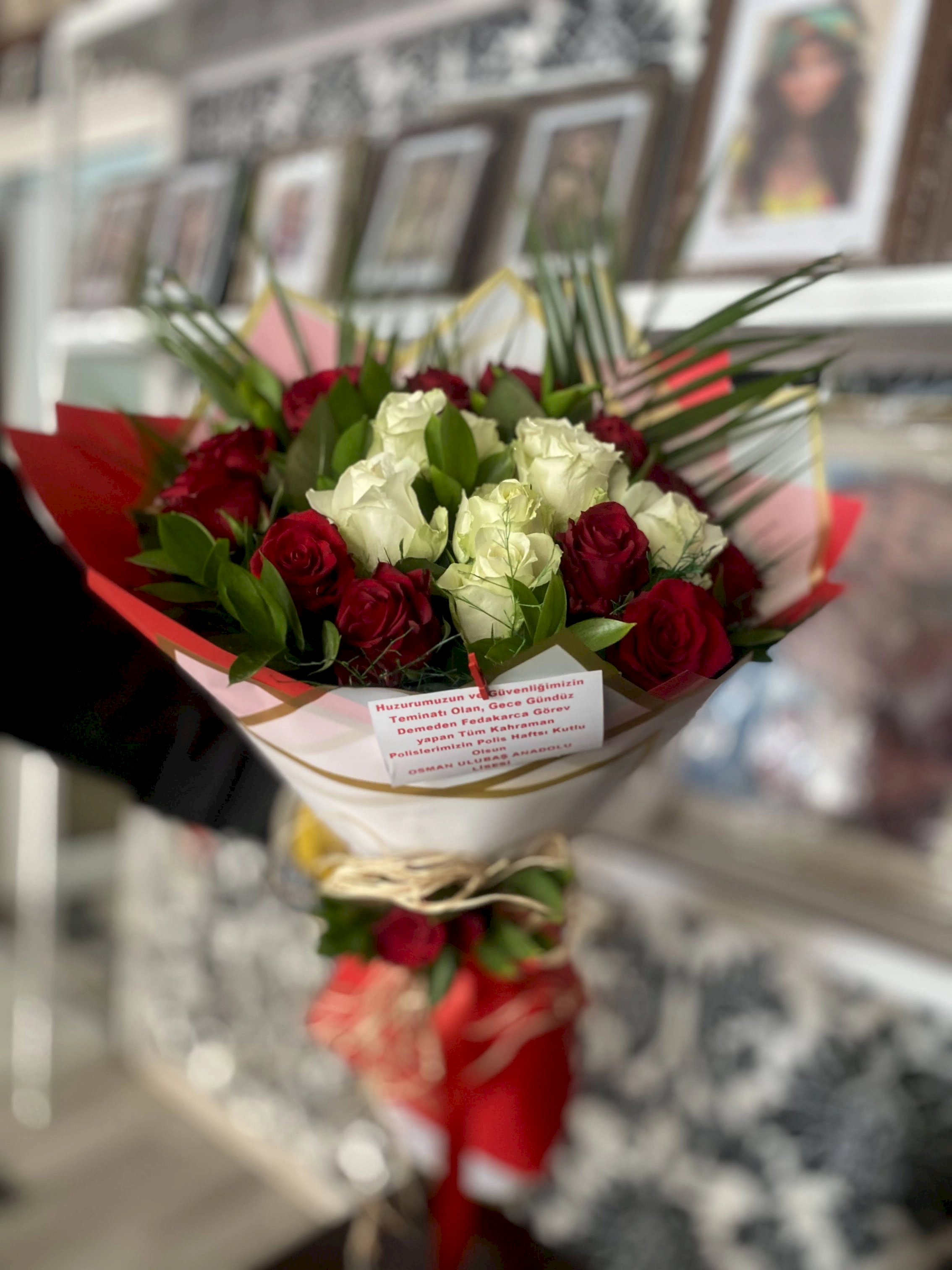 Canlı Kırmızı Beyaz 21 Gül Buketi