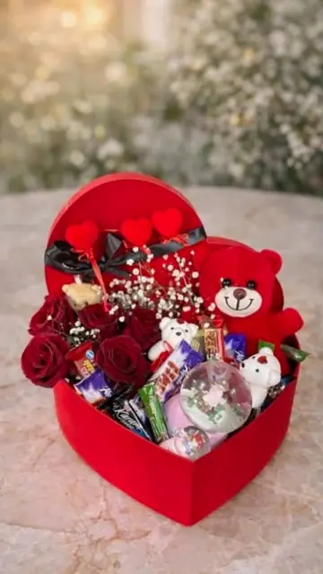 Kırmızı Büyük Boy Kalpli Kutu Büyük Boy Kar Küreli Güller Ayıcıklar Çikolatalar Dolu Paket